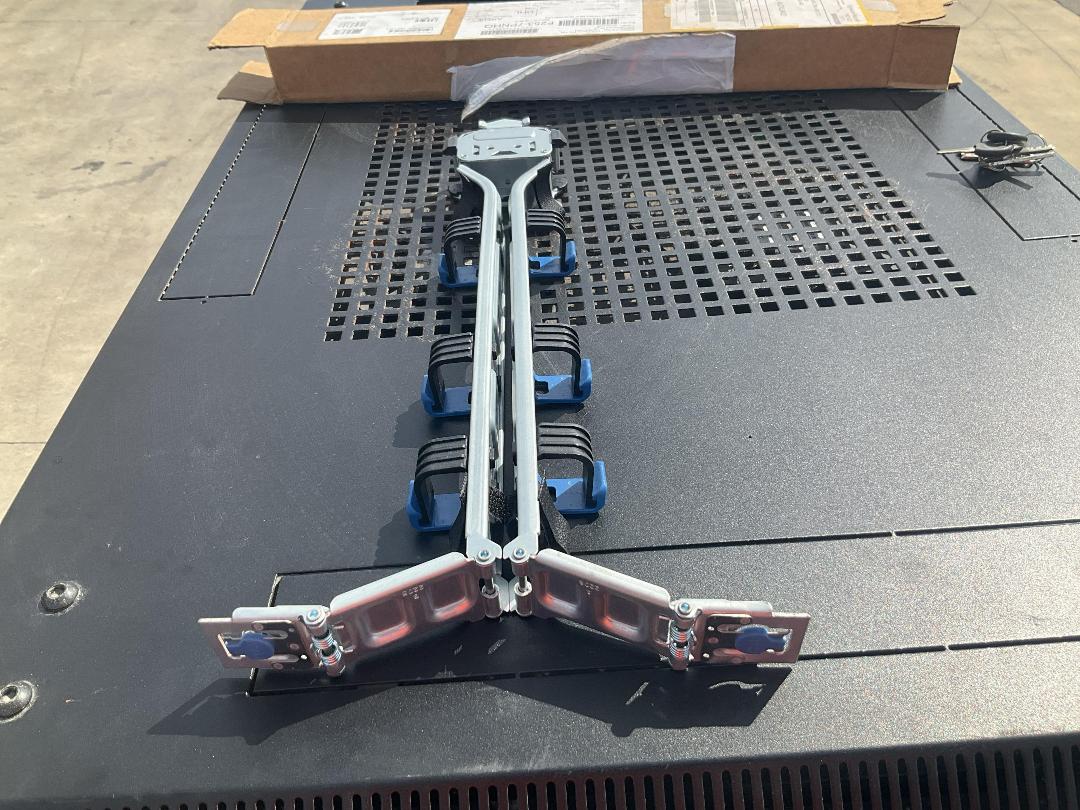 Photo '13' of HPE Server With Mobile Rack