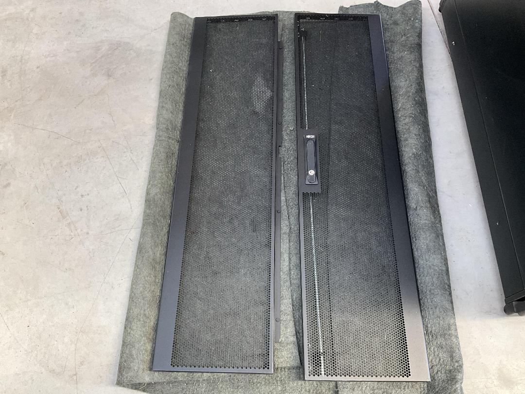 Photo '10' of DELLEMC Black Coloured Server Equipment, Adapters, Fixed Shelves Etc Photo '10' of DELLEMC Black Coloured Server Equipment, Adapters, Fixed Shelves Etc