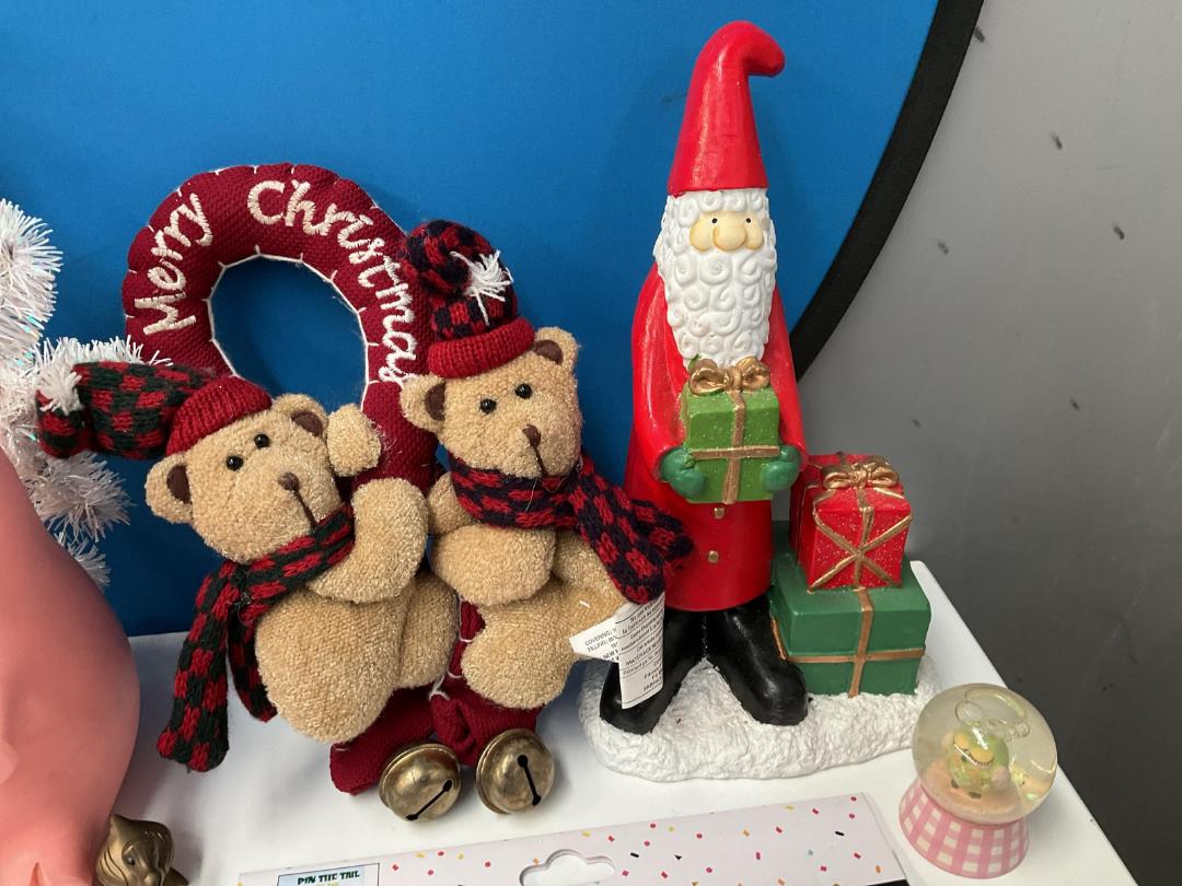 Photo '2' of Items for Crafts, Christmas Decorations, Vintage-Looking Hair Clippers Etc Photo '2' of Items for Crafts, Christmas Decorations, Vintage-Looking Hair Clippers Etc