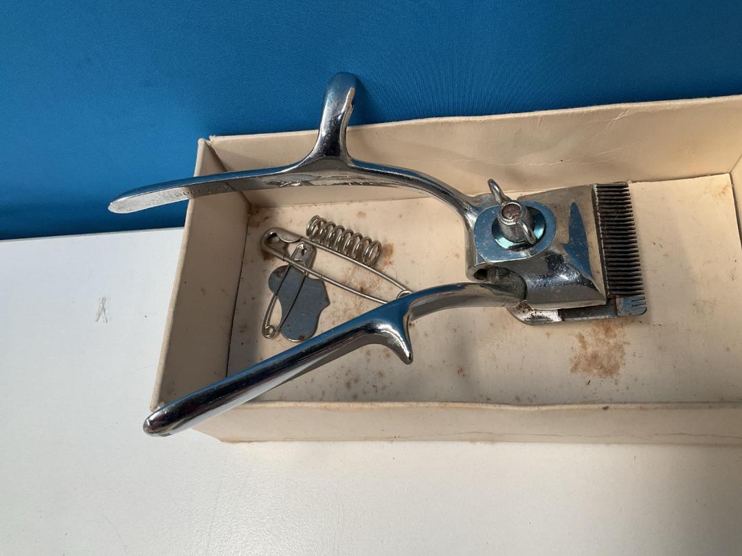 Photo '7' of Items for Crafts, Christmas Decorations, Vintage-Looking Hair Clippers Etc Photo '7' of Items for Crafts, Christmas Decorations, Vintage-Looking Hair Clippers Etc