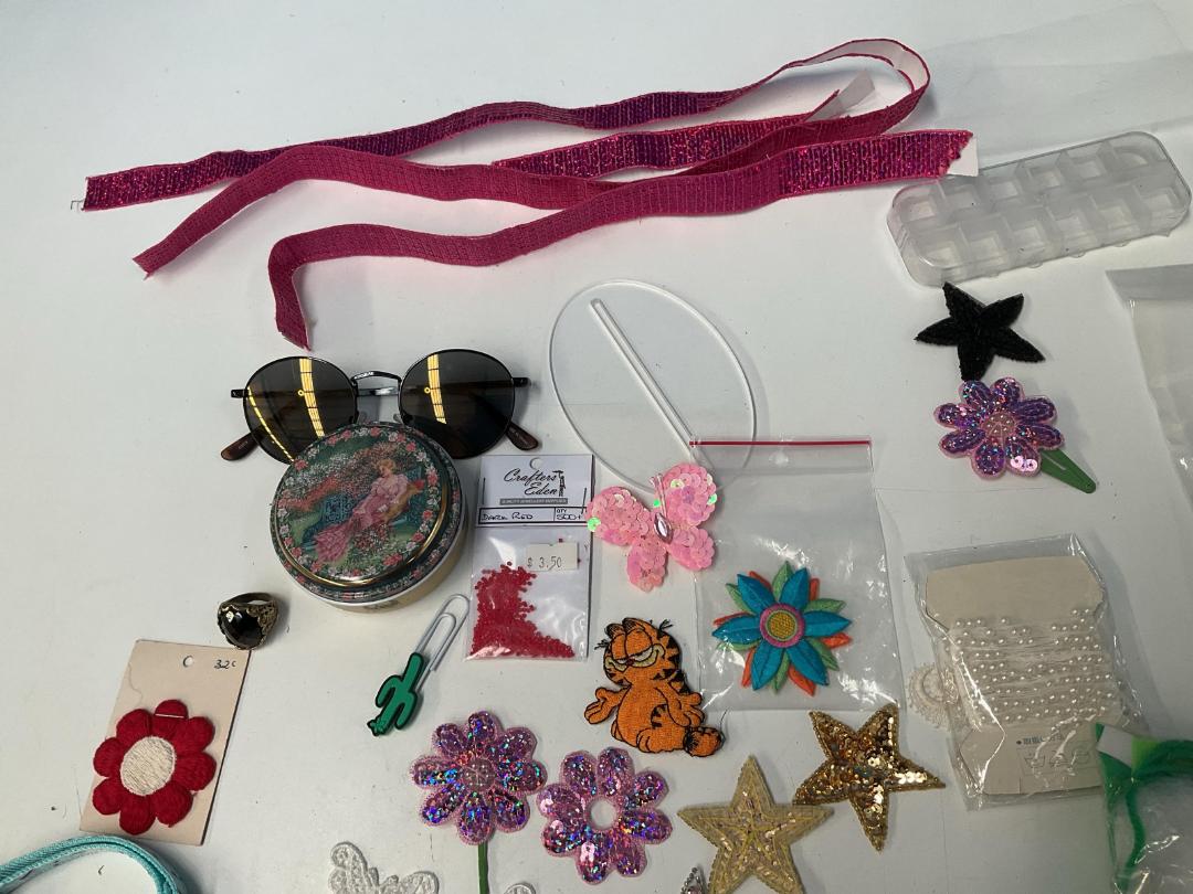 Photo '15' of Items for Crafts, Christmas Decorations, Vintage-Looking Hair Clippers Etc Photo '15' of Items for Crafts, Christmas Decorations, Vintage-Looking Hair Clippers Etc