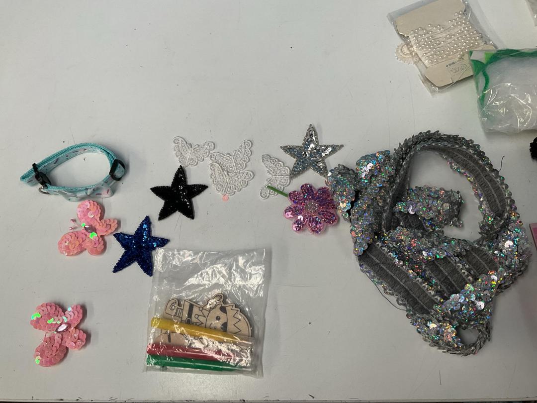 Photo '16' of Items for Crafts, Christmas Decorations, Vintage-Looking Hair Clippers Etc Photo '16' of Items for Crafts, Christmas Decorations, Vintage-Looking Hair Clippers Etc
