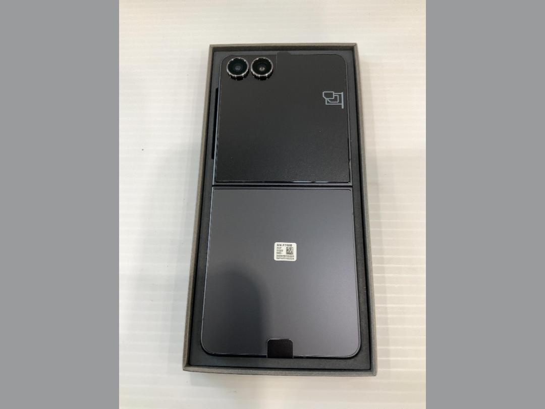 Photo '3' of Samsung Galaxy ZFlip7 - Jetblack - 512GB Photo '3' of Samsung Galaxy ZFlip7 - Jetblack - 512GB