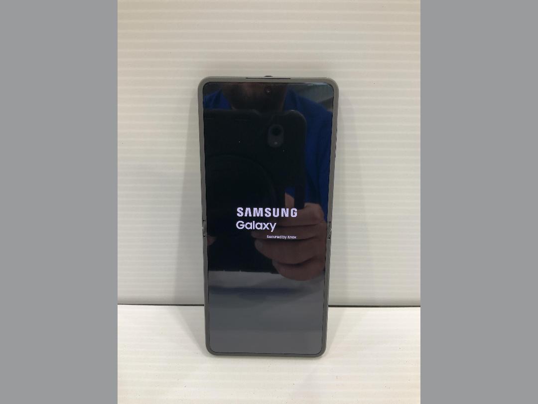 Photo '6' of Samsung Galaxy ZFlip7 - Jetblack - 512GB Photo '6' of Samsung Galaxy ZFlip7 - Jetblack - 512GB