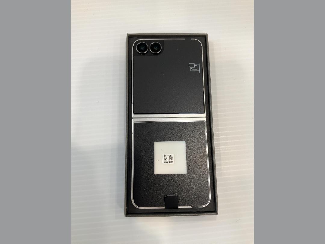 Photo '4' of Samsung Galaxy ZFlip7 FE - White - 128GB Photo '4' of Samsung Galaxy ZFlip7 FE - White - 128GB