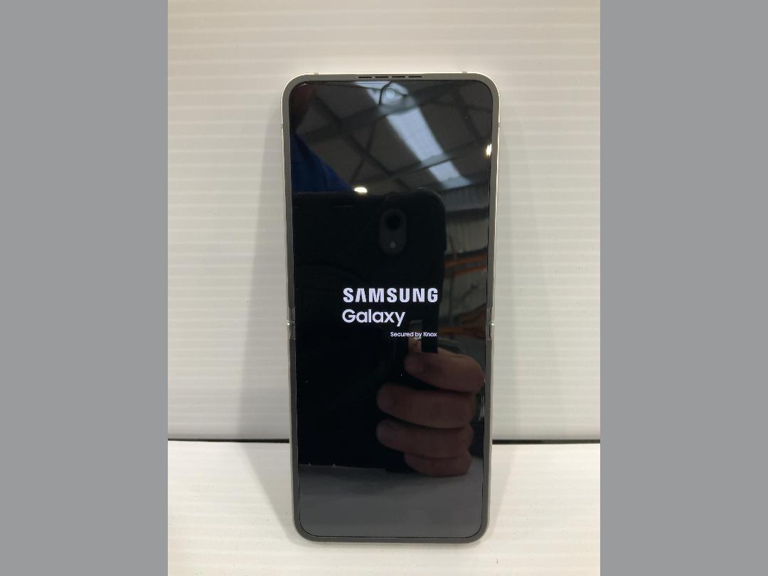 Photo '7' of Samsung Galaxy ZFlip7 FE - White - 128GB Photo '7' of Samsung Galaxy ZFlip7 FE - White - 128GB