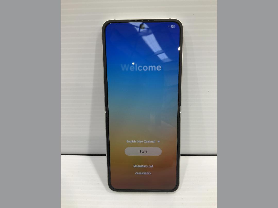 Photo '8' of Samsung Galaxy ZFlip7 FE - White - 128GB Photo '8' of Samsung Galaxy ZFlip7 FE - White - 128GB