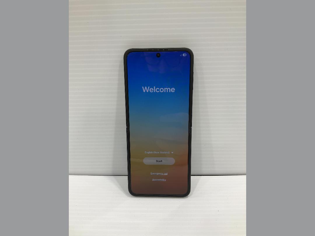 Photo '7' of Samsung Galaxy ZFlip7 FE - Black - 128GB