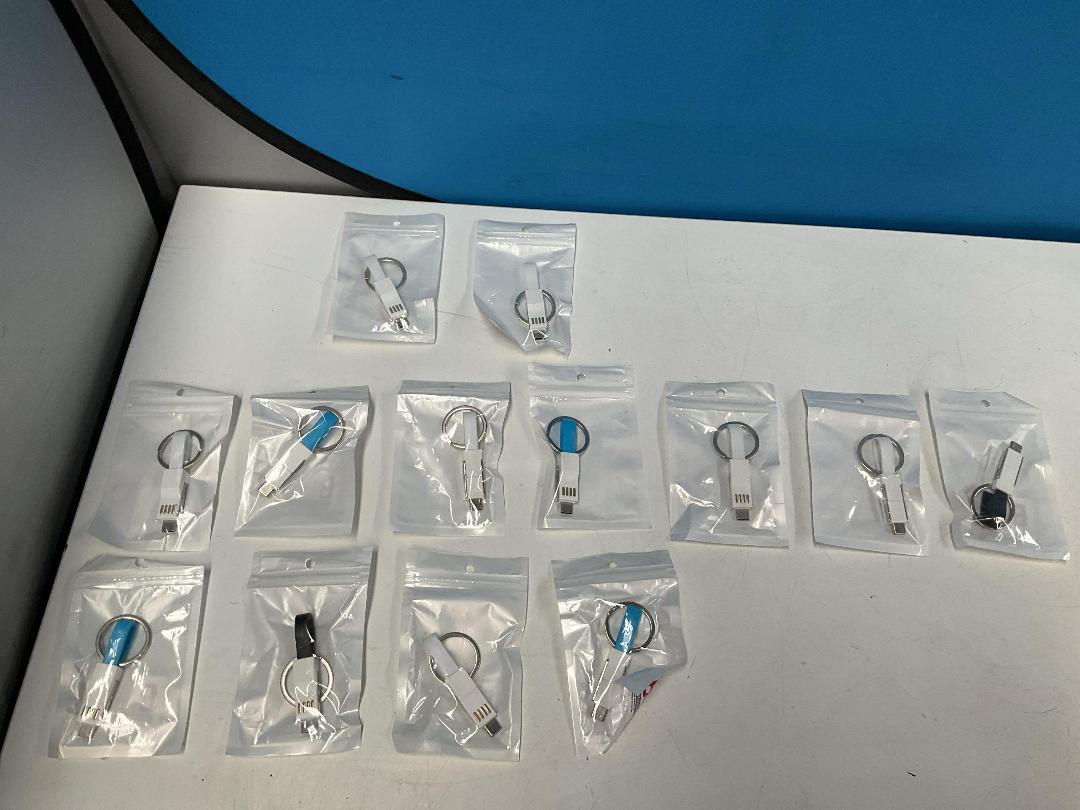 Photo '7' of 13x Mini Charging Cables, 21x USB Reading Lights and 1x Mini USB Fan *NEW*