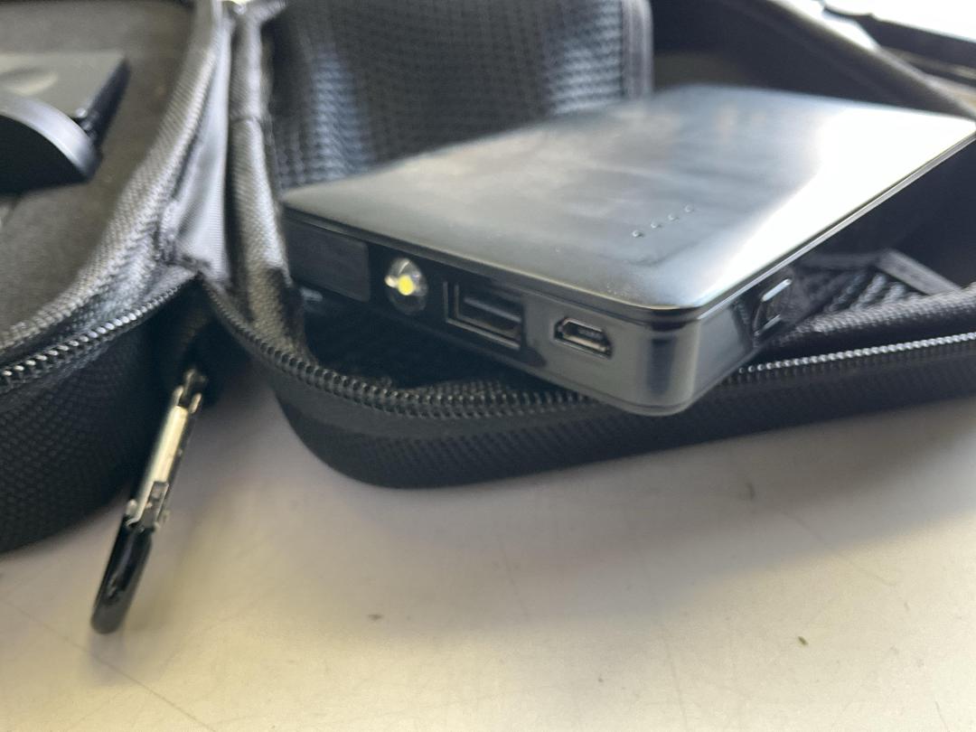 Photo '6' of Gulen - GL3 White 12V Portable Car Battery Jump Starter/ Power Bank Photo '6' of Gulen - GL3 White 12V Portable Car Battery Jump Starter/ Power Bank