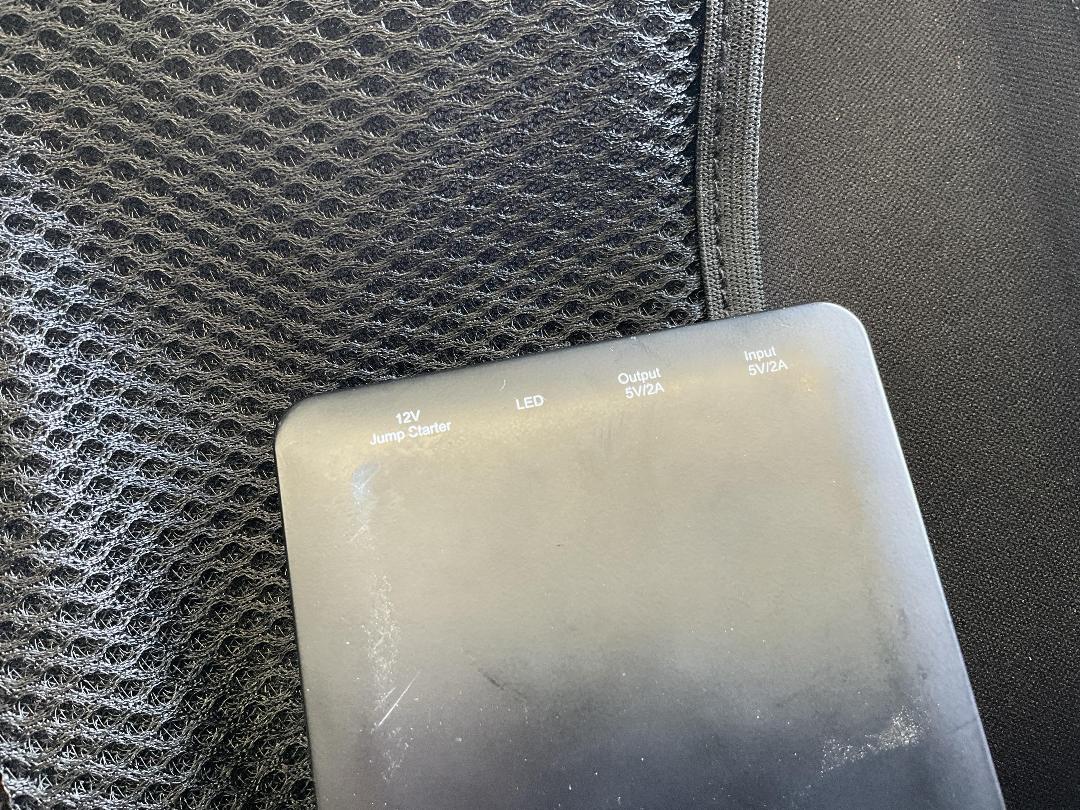 Photo '5' of Gulen - GL3 White 12V Portable Car Battery Jump Starter/ Power Bank Photo '5' of Gulen - GL3 White 12V Portable Car Battery Jump Starter/ Power Bank