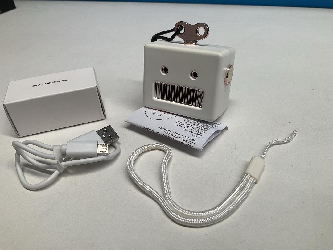 Photo '3' of Robot Bluetooth Speaker - White - Model 307 *NEW* Photo '3' of Robot Bluetooth Speaker - White - Model 307 *NEW*
