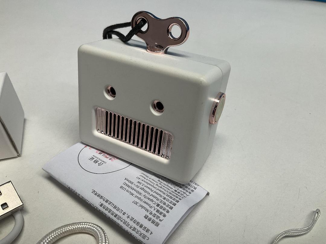 Photo '3' of Robot Bluetooth Speaker - White - Model 307 *NEW* Photo '3' of Robot Bluetooth Speaker - White - Model 307 *NEW*
