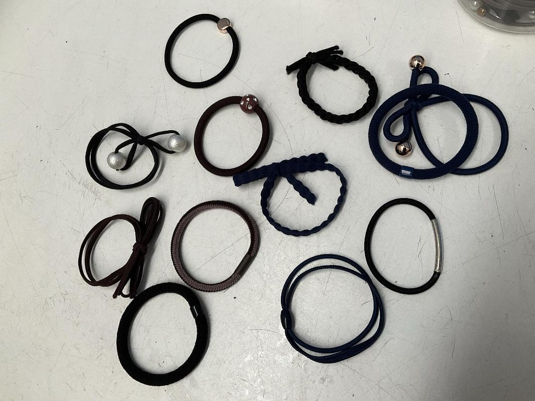 Photo '9' of 10x Small Round Containers with Hair Ties in Each Container *NEW*