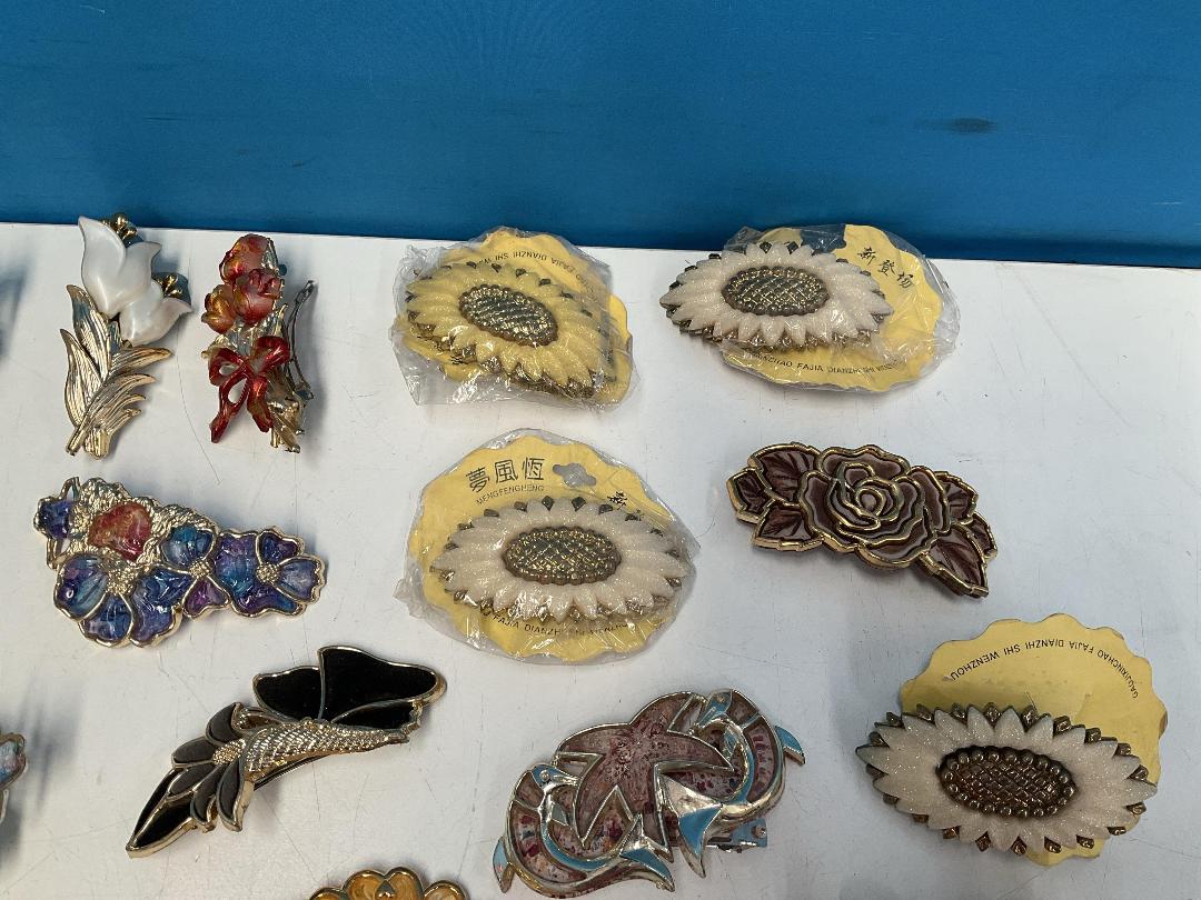 Photo '3' of Assortment of Hair Clips