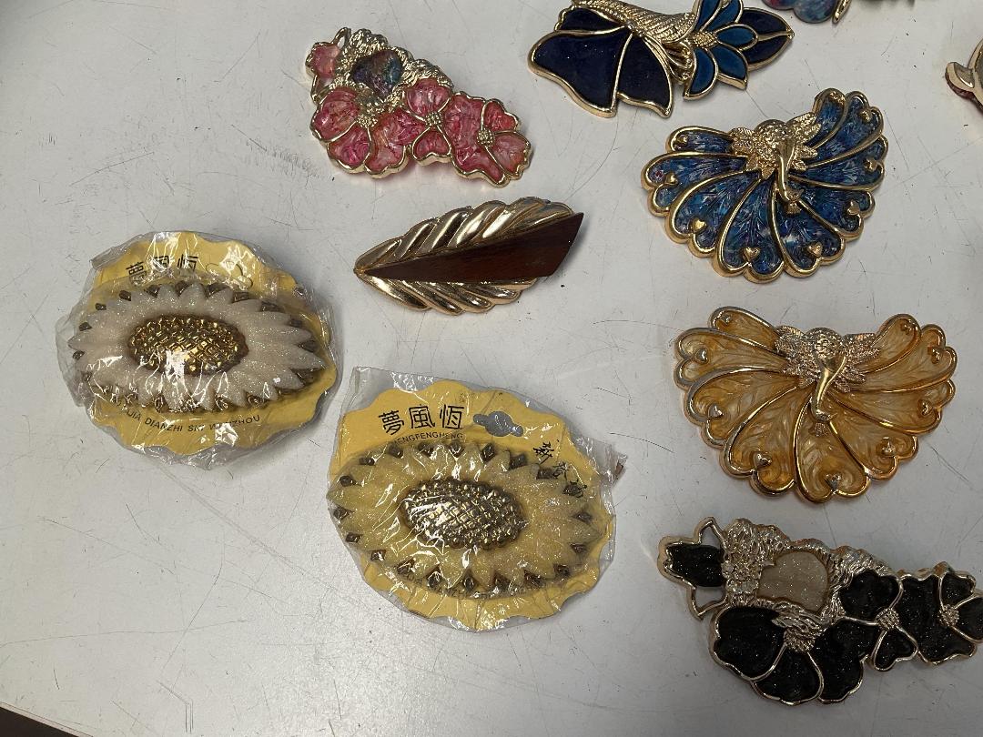 Photo '5' of Assortment of Hair Clips