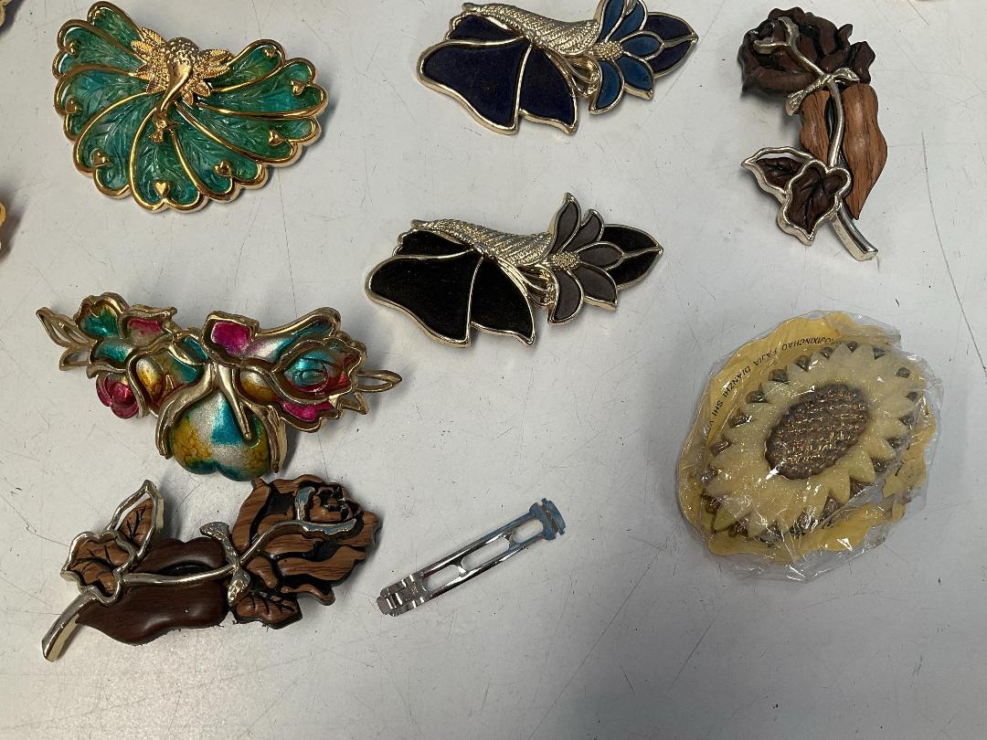 Photo '4' of Assortment of Hair Clips