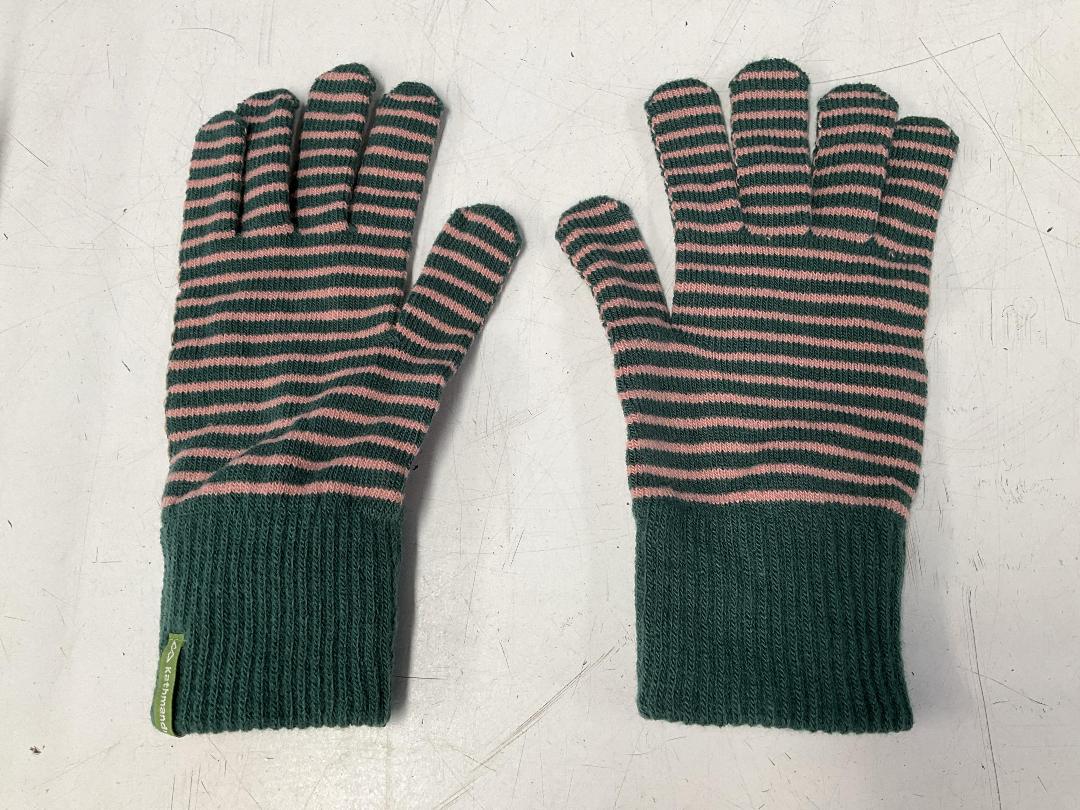 Photo '4' of Misc Items - 2x Halo Xbox 360 Games, Kathmandu Gloves, Hipster Travel Bag Etc