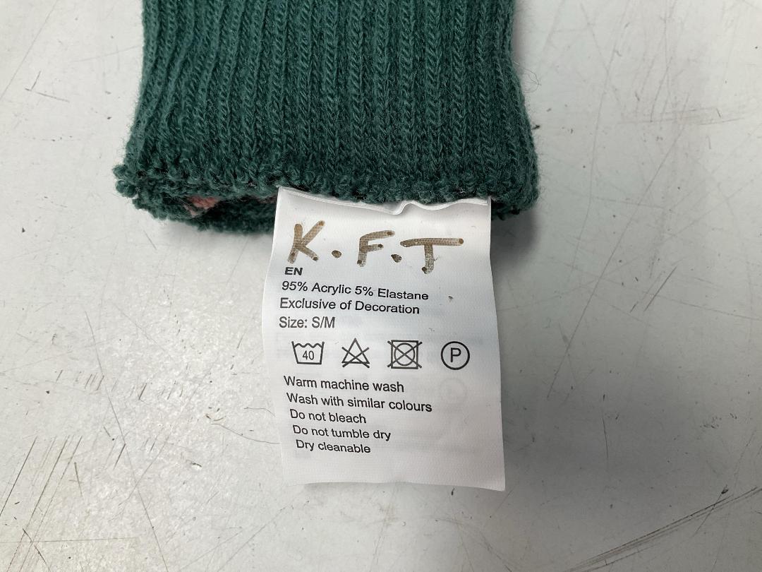 Photo '7' of Misc Items - 2x Halo Xbox 360 Games, Kathmandu Gloves, Hipster Travel Bag Etc