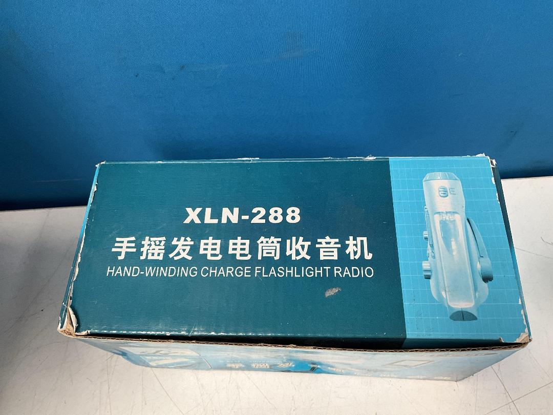 Photo '10' of Misc Items - 2x Halo Xbox 360 Games, Kathmandu Gloves, Hipster Travel Bag Etc