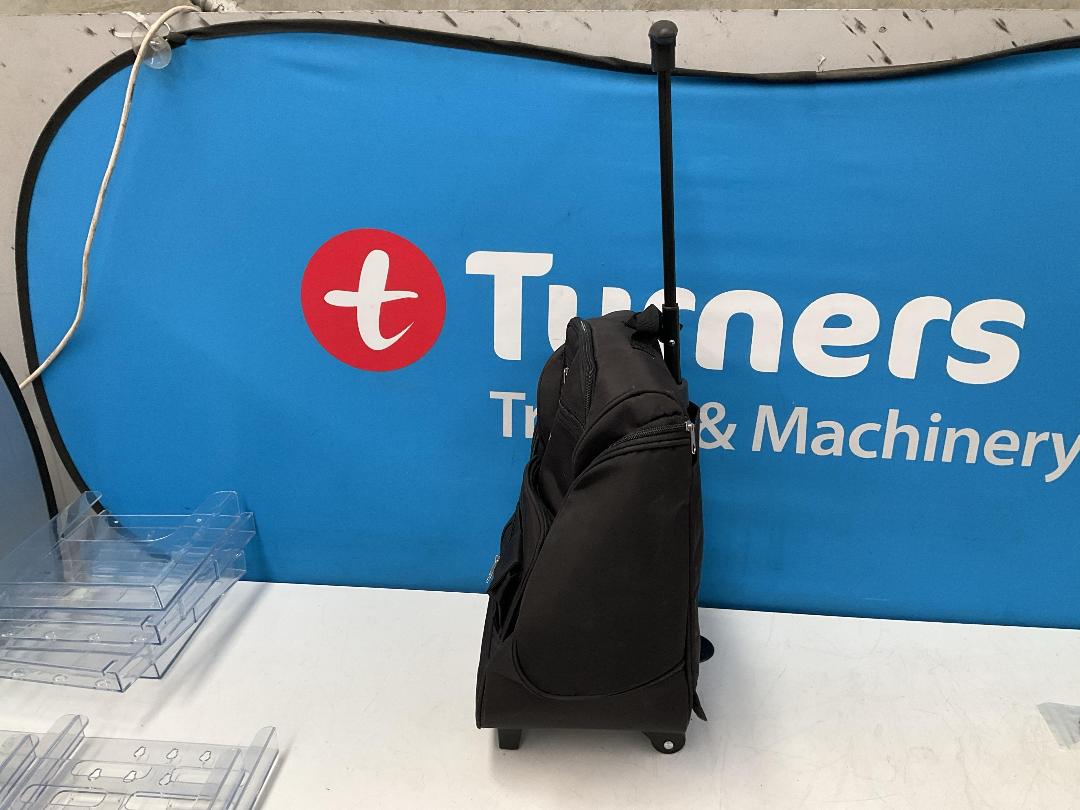 Photo '22' of Misc Items - 2x Halo Xbox 360 Games, Kathmandu Gloves, Hipster Travel Bag Etc