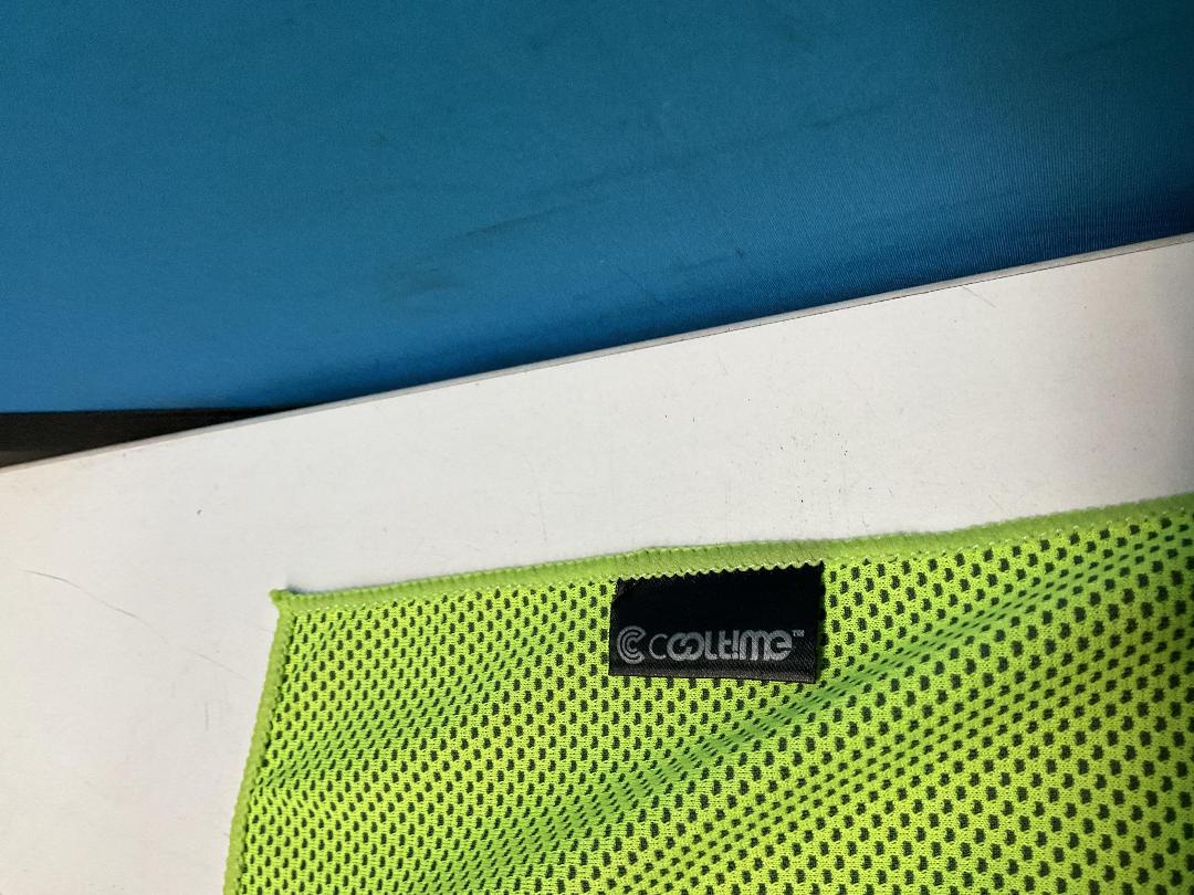 Photo '10' of 32x Assorted Coloured Travel Sweat Towels or Similar- *NEW*