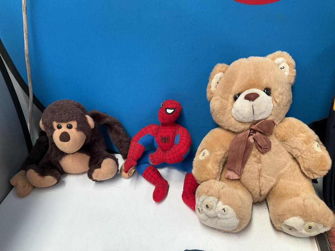 Photo '6' of Miscellaneous Items - Comics, Kitchen Items Etc