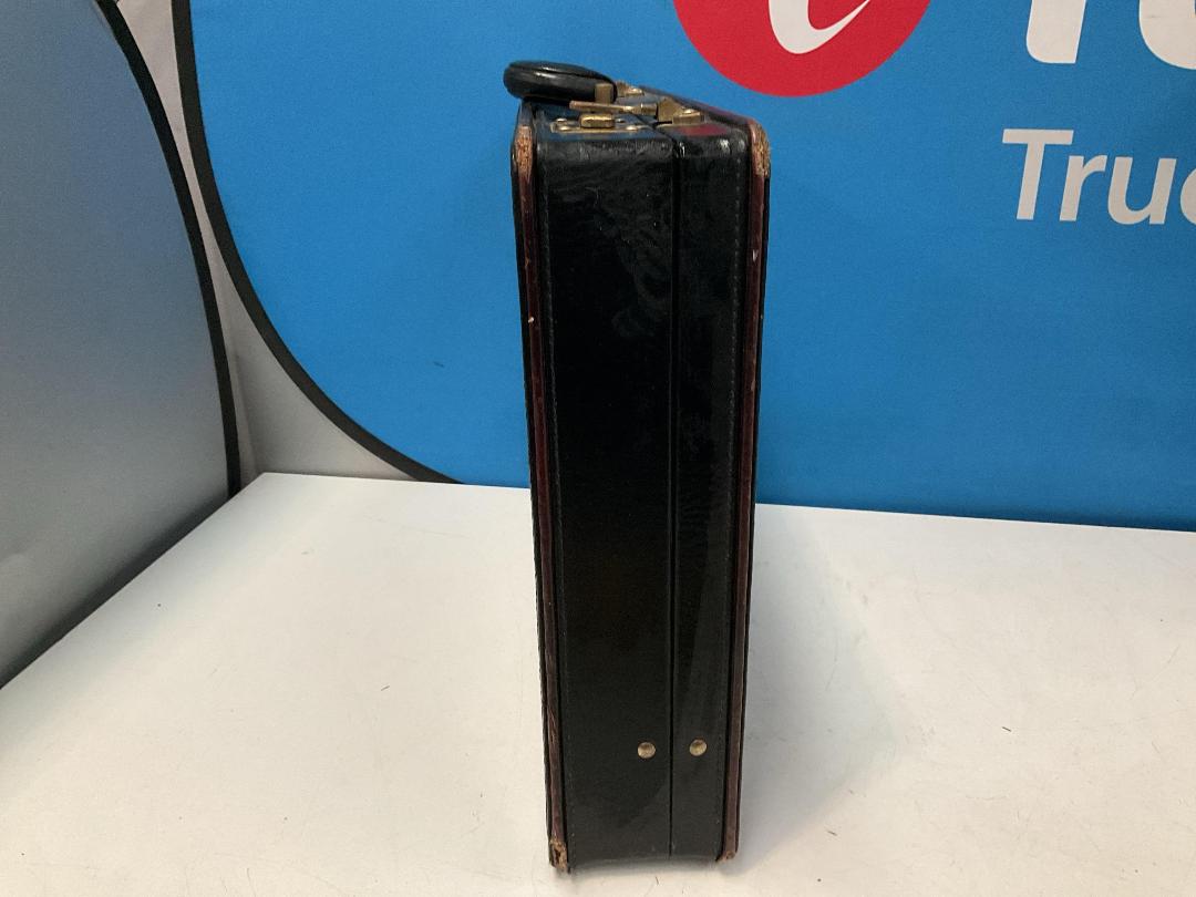 Photo '5' of Escale Suitcase on Wheels and a Black Coloured Briefcase