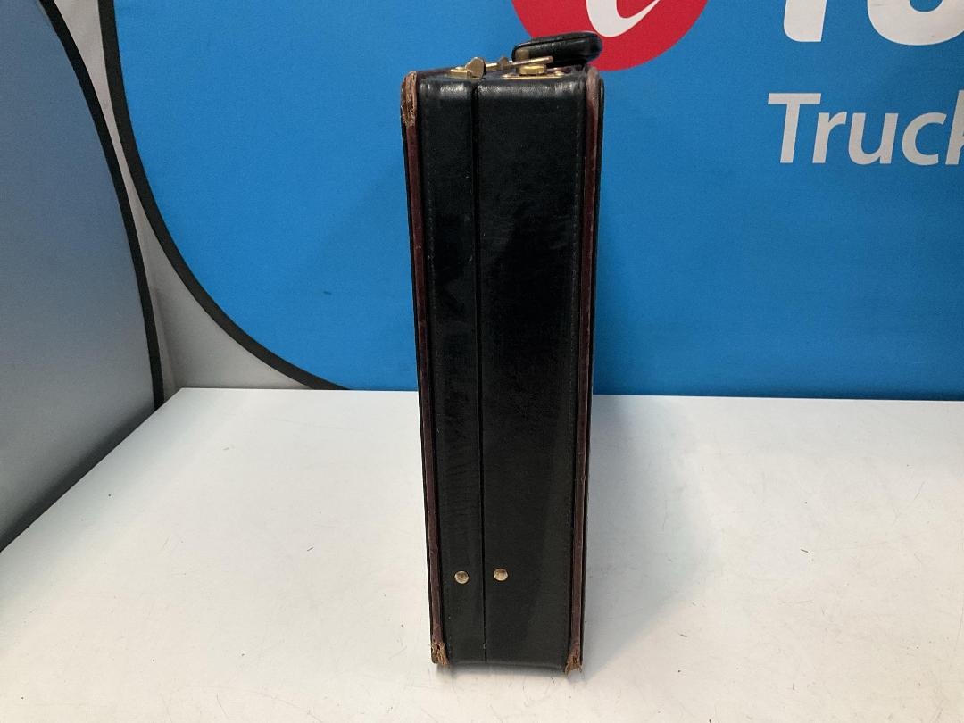 Photo '7' of Escale Suitcase on Wheels and a Black Coloured Briefcase