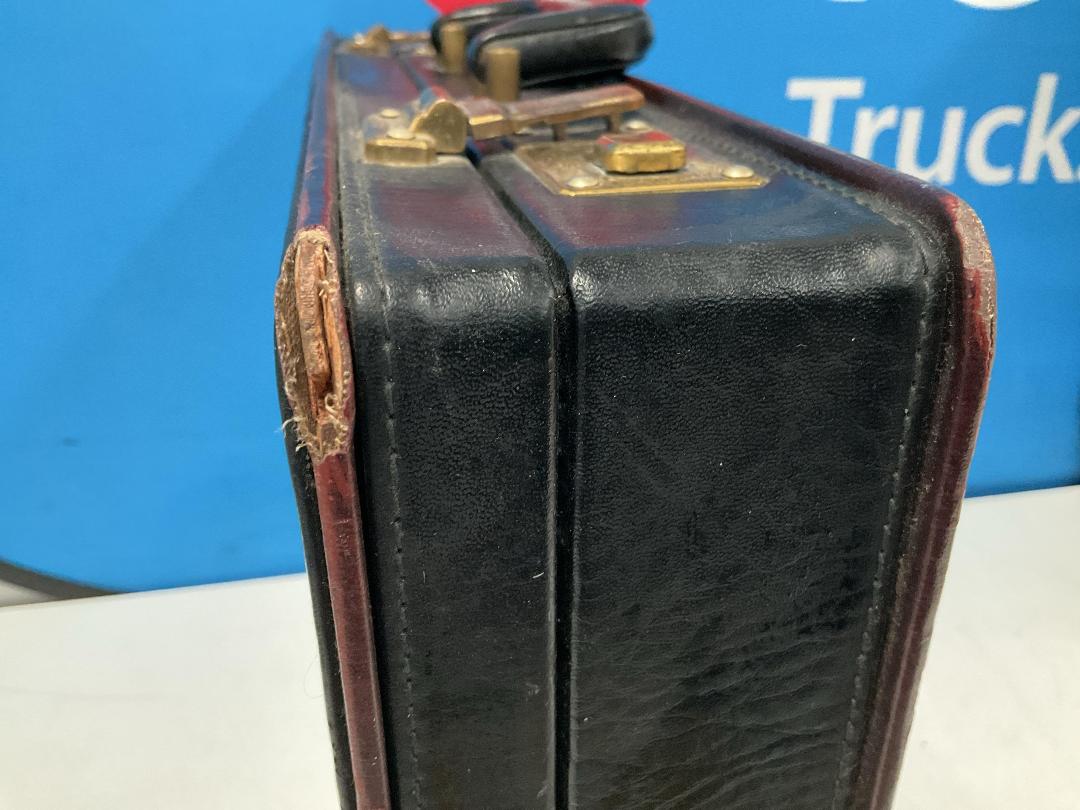 Photo '8' of Escale Suitcase on Wheels and a Black Coloured Briefcase