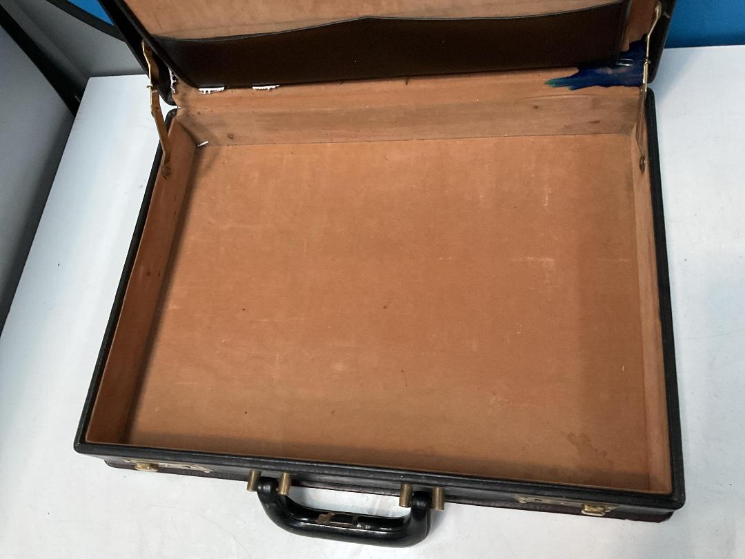 Photo '13' of Escale Suitcase on Wheels and a Black Coloured Briefcase