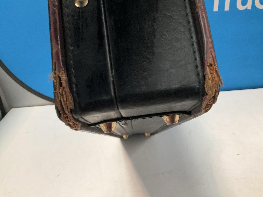 Photo '9' of Escale Suitcase on Wheels and a Black Coloured Briefcase