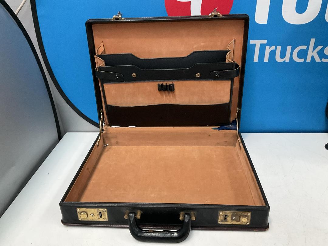 Photo '12' of Escale Suitcase on Wheels and a Black Coloured Briefcase