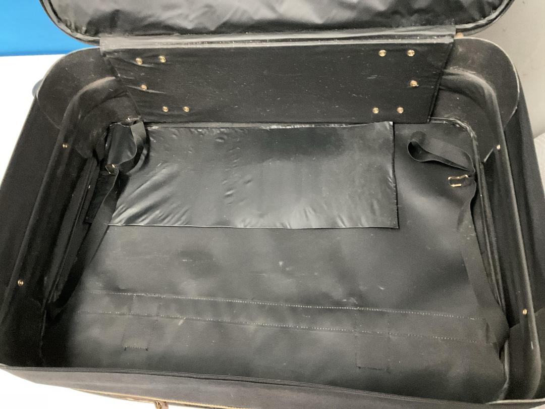 Photo '25' of Escale Suitcase on Wheels and a Black Coloured Briefcase