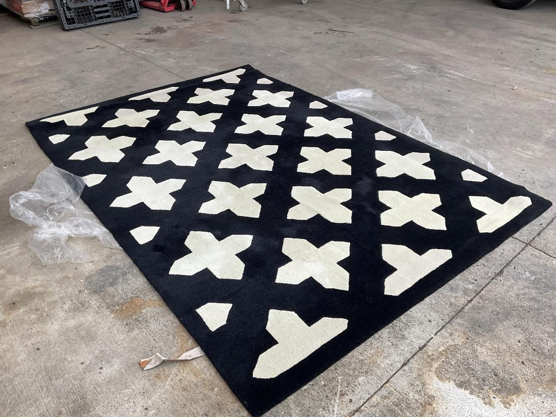 Photo '4' of Black & White Rug