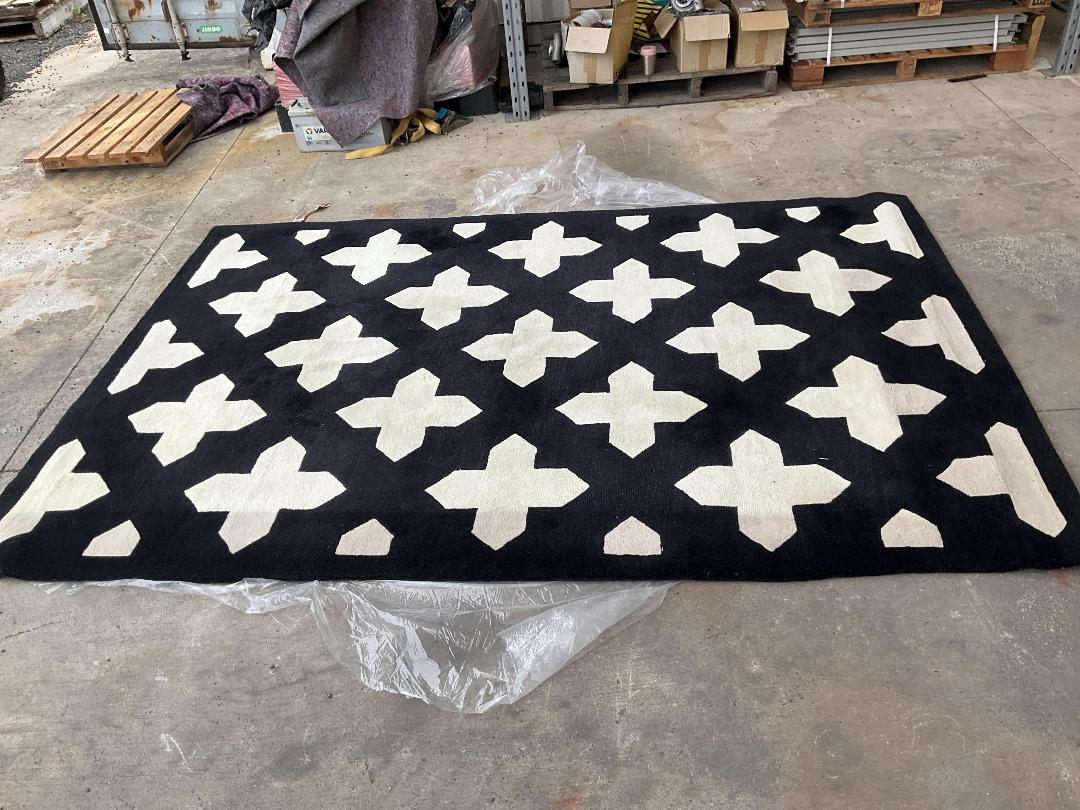 Photo '2' of Black & White Rug