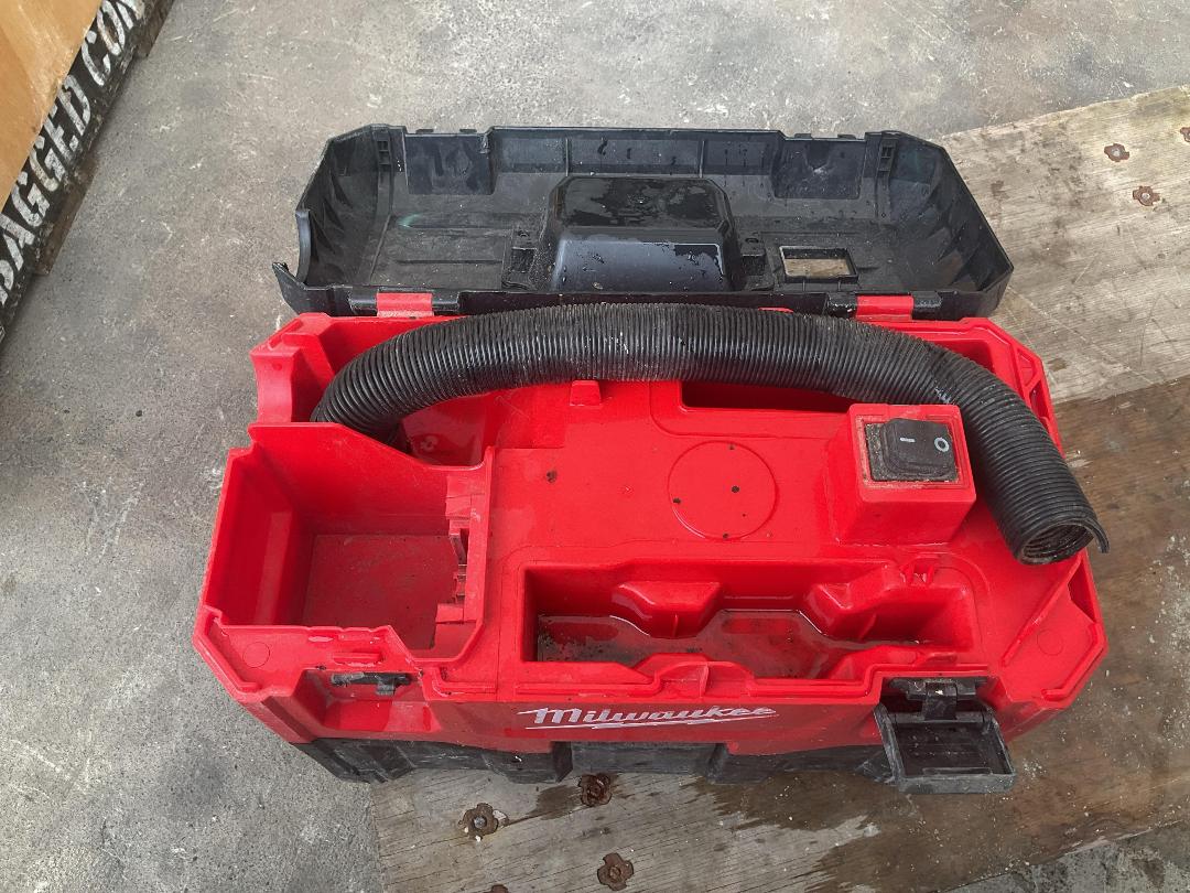 Photo '4' of Milwaukee M18 Wet/Dry Vacuum 18V