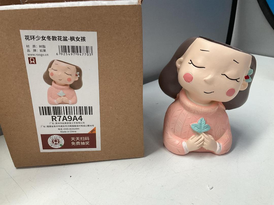 Photo '8' of 8x Resin-Like Girl Planters *NEW* Photo '8' of 8x Resin-Like Girl Planters *NEW*