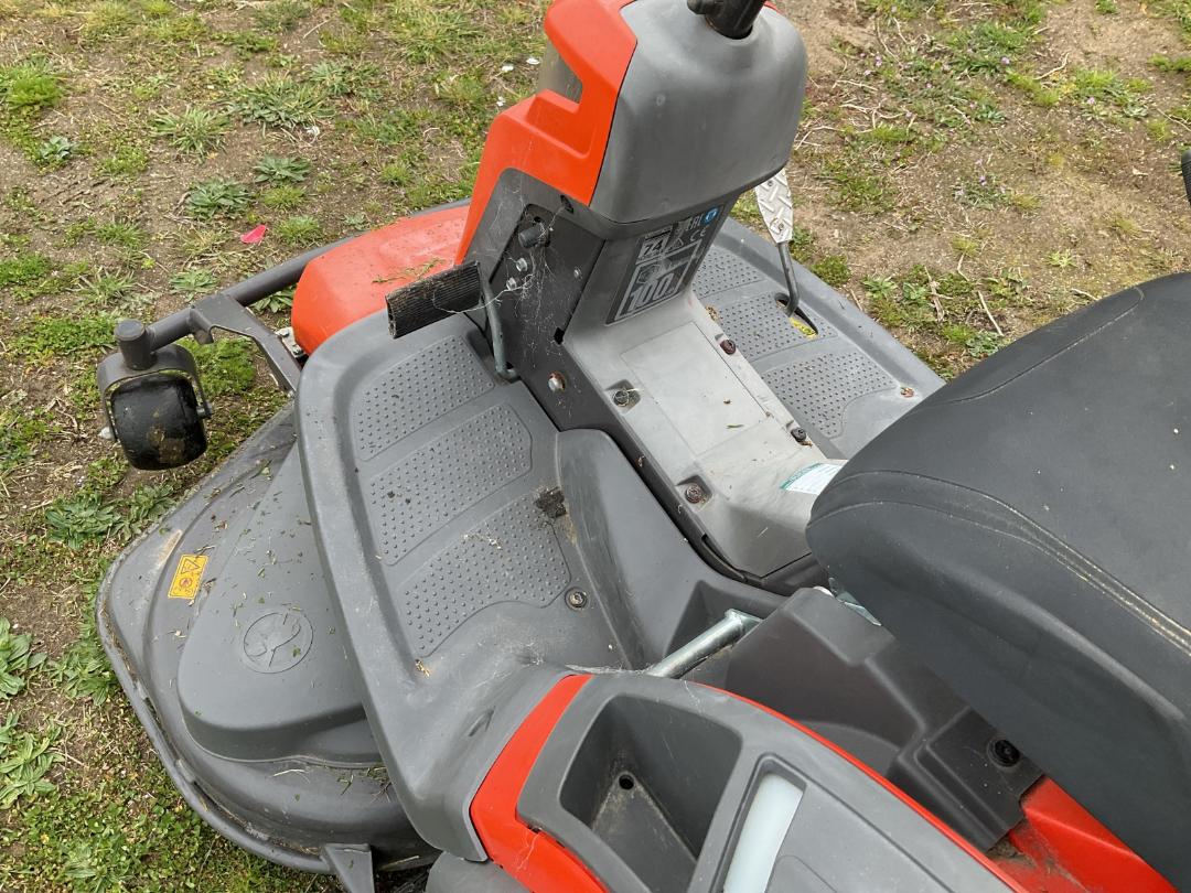 Photo '8' of Husqvarna RC318T Ride on mower Photo '8' of Husqvarna RC318T Ride on mower