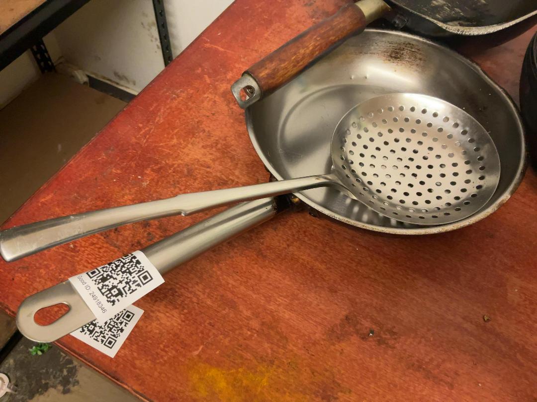 Photo '2' of Woks & a frying pan