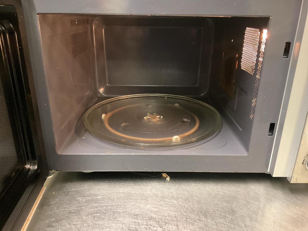 Photo '3' of Living and co microwave