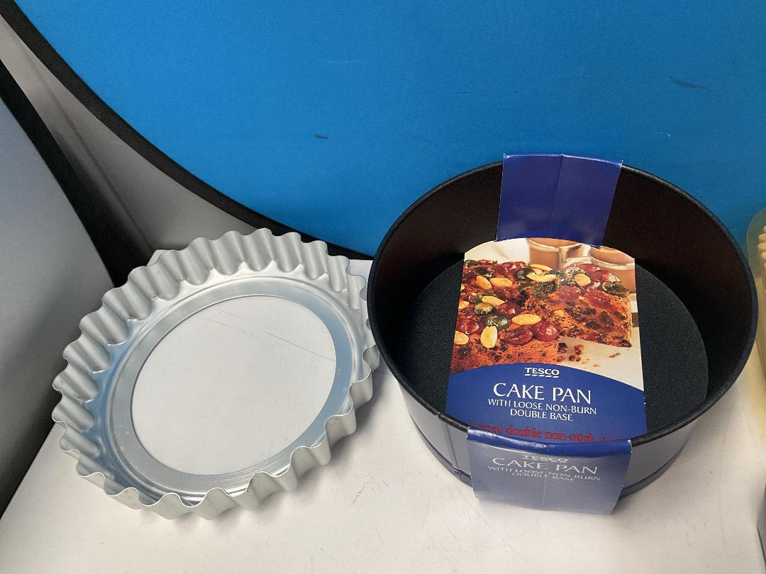 Photo '2' of Baking Items - Loaf Pans, Cake Pan Etc