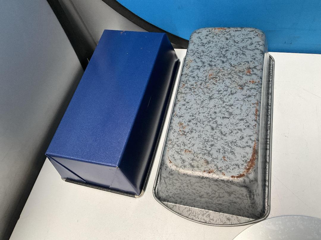 Photo '7' of Baking Items - Loaf Pans, Cake Pan Etc