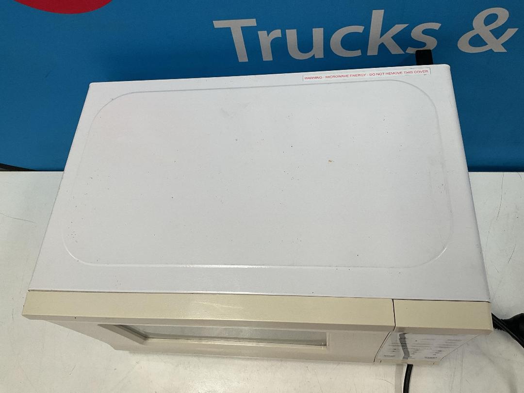 Photo '6' of Homemaker Microwave - Model EM720CPI