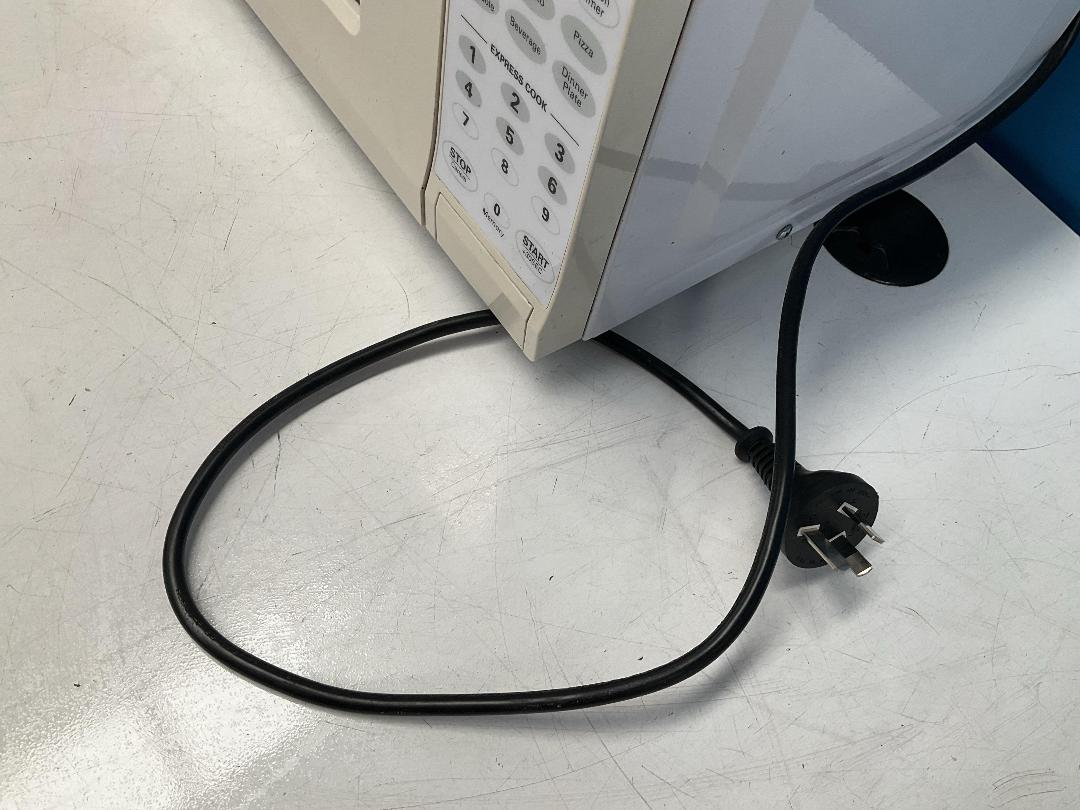 Photo '5' of Homemaker Microwave - Model EM720CPI