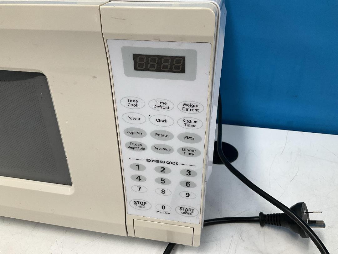 Photo '4' of Homemaker Microwave - Model EM720CPI