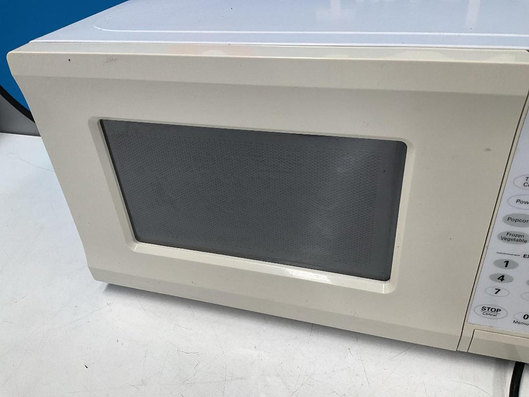 Photo '3' of Homemaker Microwave - Model EM720CPI