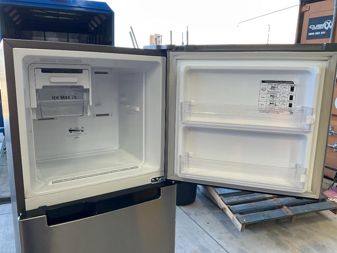 Photo '10' of Samsung Fridge-Freezer - Model SR255MLS