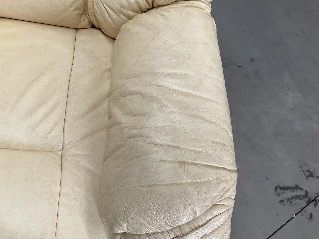 Photo '5' of Leather-Like Off-White/Has Gone a Very Light Yellow Colour Arm Chair