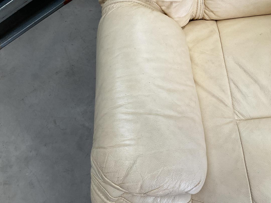 Photo '3' of Leather-Like Off-White/Has Gone a Very Light Yellow Colour Arm Chair